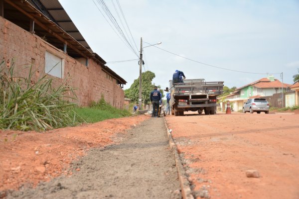 Serviços de pavimentação avançam nas ruas do bairro Aeroporto Velho