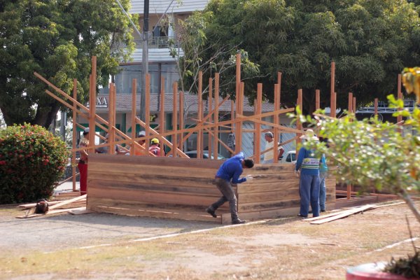 Prefeitura inicia montagem da Casinha do Papai Noel