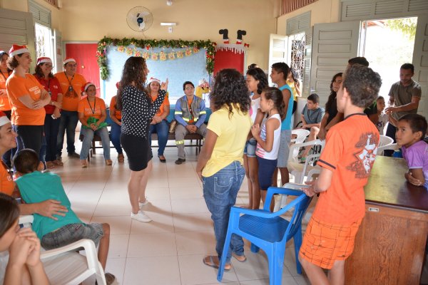 Crianças e jovens da Casa de Acolhimento Reviver ganham presentes de Projeto Energia do Bem