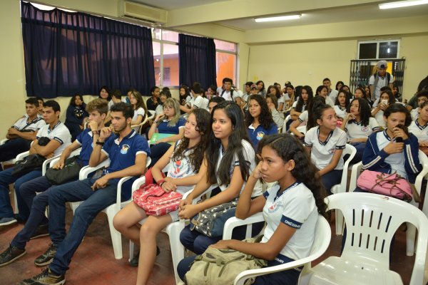 Alunos da escola Onésima Pereira de Barros participam de oficina sobre violência física e social