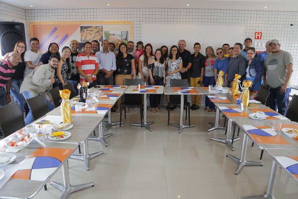 Prefeito Nélio confraterniza com imprensa e assessores de comunicação durante café da manhã