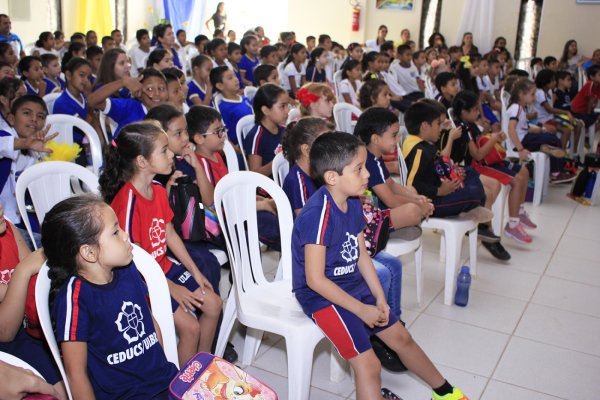 520 estudantes prestigiam espetáculo "Lendas Brasileiras"