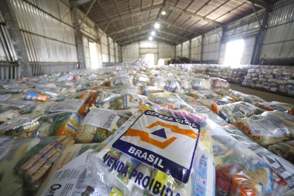 Kits de ajuda humanitária são entregues à Prefeitura de Santarém