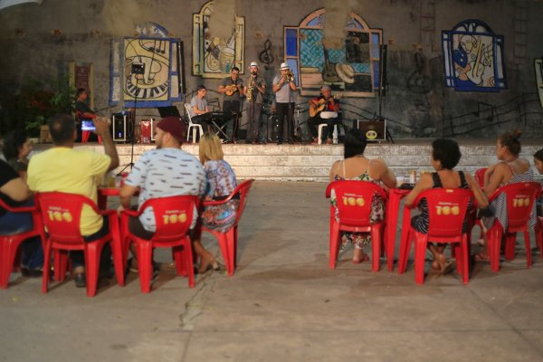 Clube das Quintas encanta o público com muito samba e choro