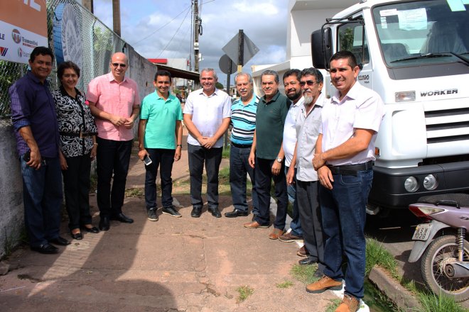 Prefeitura recebe caçamba durante Feira da Agrobiodiversidade