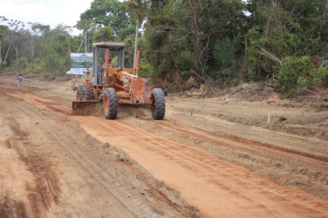 Prefeitura inicia terraplenagem da vicinal que interliga Alter do Chão e Pindobal