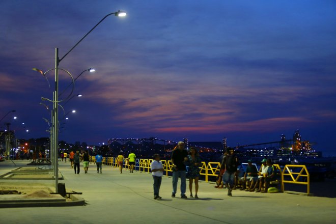 Orla da Cidade recebe novas luminárias por meio das obras do PAC 2