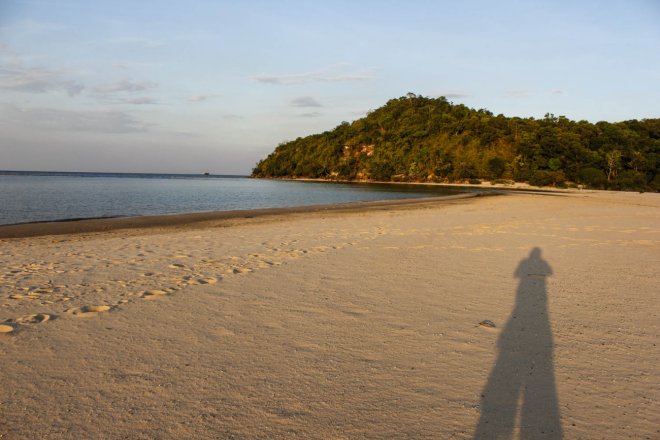 Praia Ponta do Cururu tem areia branca, revoada de gaivotas e pôr do sol fascinante
