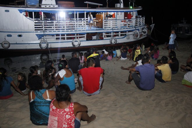 Cultura na Comunidade leva concerto de piano, cinema na praia e música ao Arapiuns