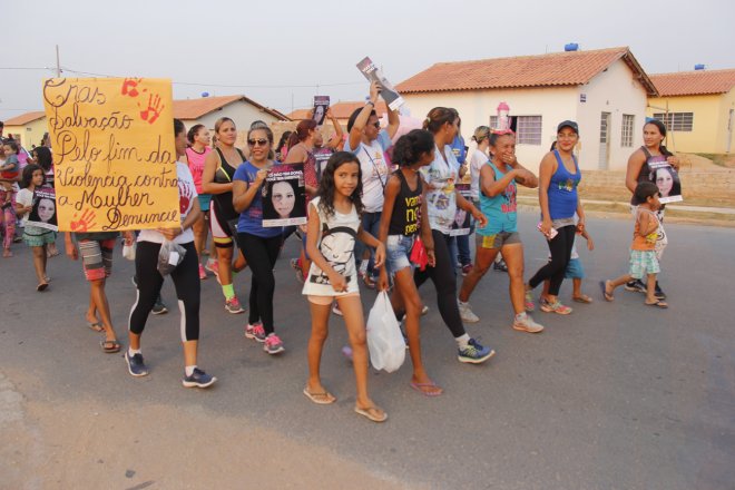 Caminhada pelo Fim da Violência Contra Mulher é realizada no Residencial Salvação