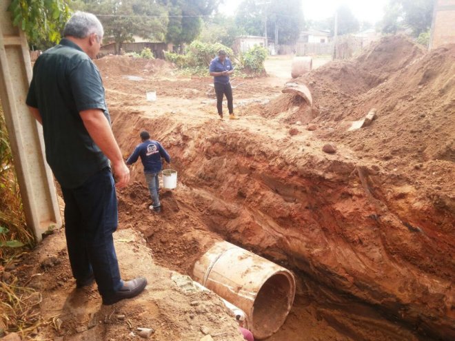 Prefeito vistoria obras de drenagem e pavimentação na Avenida Muiraquitã