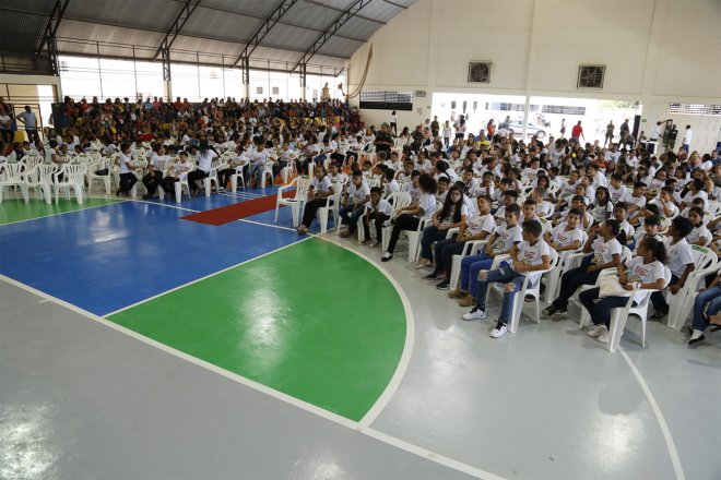 Alunos de sete escolas da rede municipal participam de formatura do Proerd