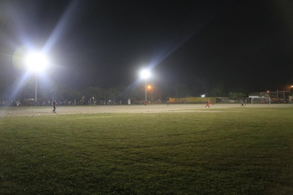 Prefeitura inaugura iluminação do campo de futebol Mineirão