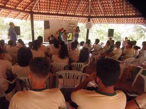 Estudantes participam de bate-papo sobre o combate as  drogas no Salão do Livro