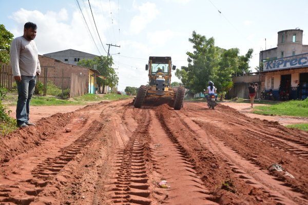 Serviços de terraplenagem chegam ao bairro Diamantino