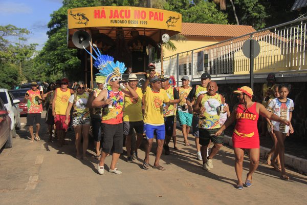 Carnaval democrático leva opções do 'Cara limpa' e 'Mela-mela' a foliões de Alter do Chão