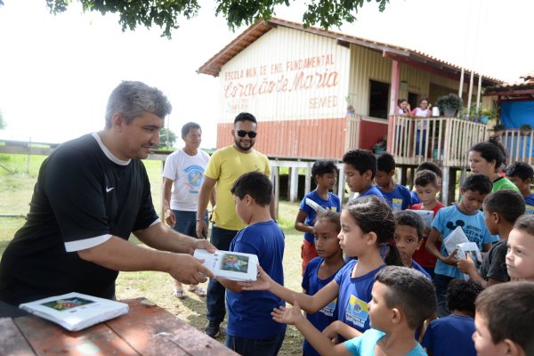 Prefeitura e Ipam entregam livros escolares contendo repelente natural através da nanotecnologia