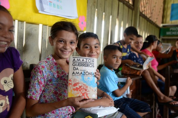 Projeto 'Guerreiros da Amazônia' faz entrega simbólica de prêmio a professores e alunos do Tapará