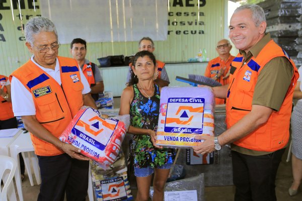 Prefeitura entrega kits humanitários e aguarda aprovação de plano para reconstruir sistema viário