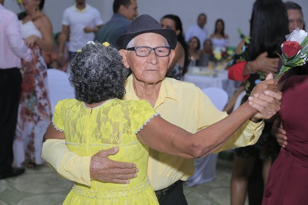 Baile das Flores em Alter do Chão é sucesso de público e emociona os participantes