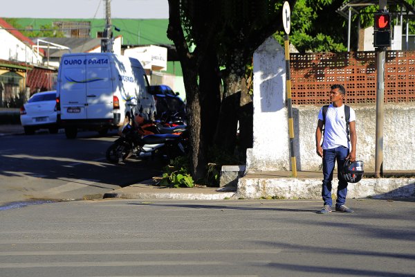 Sinalização de pedestres é reativada em cruzamento de área central da cidade