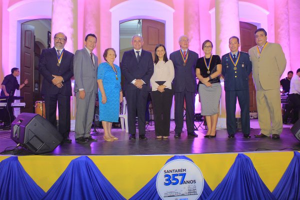 Personalidades são homenageadas com medalha Padre Felipe Bettendorf em Santarém