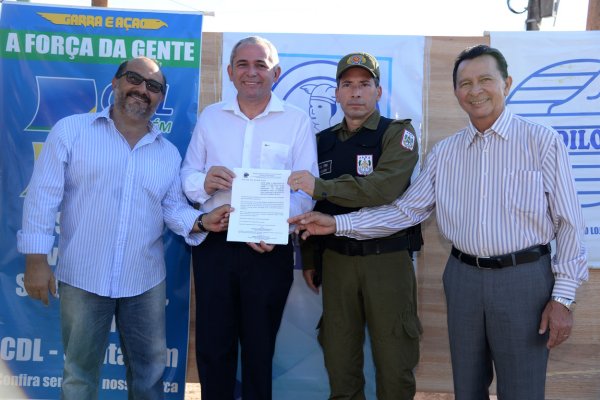 Prefeito assina Termo de Cessão de uso de área para instalação do Posto Policial no Centro Comercial