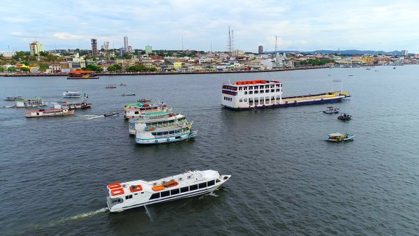 Fiéis católicos acompanham a 67ª Procissão Fluvial de São Pedro em Santarém