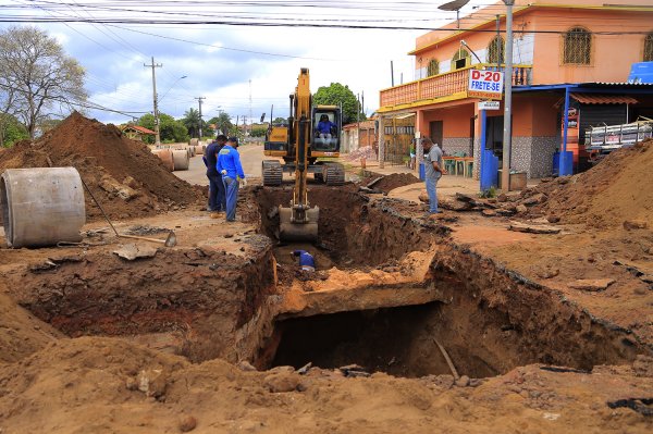 Prefeitura realiza obras de drenagem no bairro Aeroporto Velho