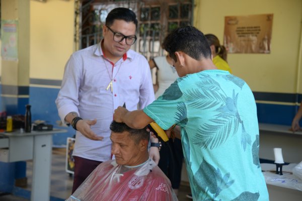 Curso de barbearia promove integração entre socioeducandos e usuários do Centro Pop