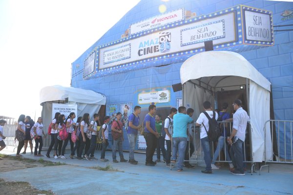 Primeiro dia do Projeto Cine 3D na Vila de Alter do Chão alcança sucesso de público