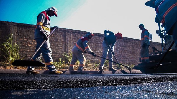 Prefeito Nélio acompanha serviços de pavimentação, destaca novos investimentos e obras contínuas