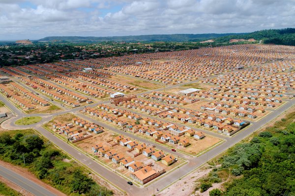 Famílias recebem unidades habitacionais do Residencial Salvação