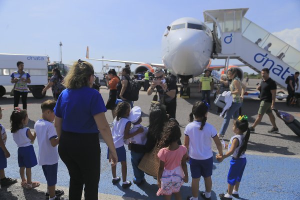 Crianças da Umei Prainha emocionam passageiros durante visita no Aeroporto de Santarém