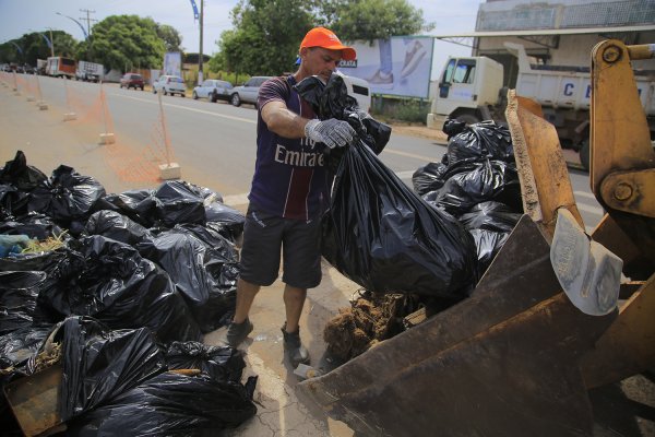 Ação de limpeza no Bosque Vera Paz recolhe 12 toneladas de lixo