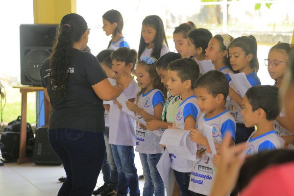 Associação "Vaga Lume" monta biblioteca e distribui livros em comunidades de Santarém