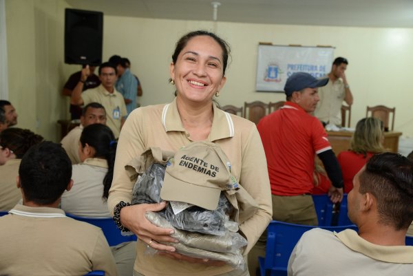 Prefeitura entrega kits de trabalho a agentes de endemias