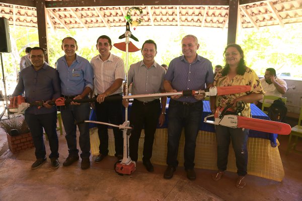 Prefeitura entrega equipamentos que vão fomentar a agricultura familiar em 45 comunidades