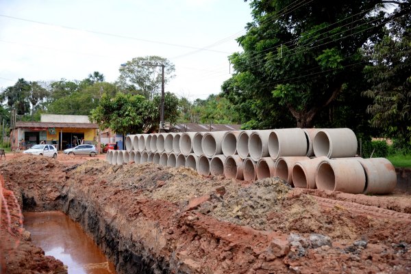 Iniciam os serviços de drenagem no Anel Viário do Jutaí