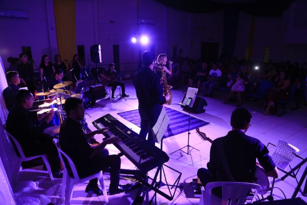 Alunos da Escola de Artes interpretam sucessos da Banda Roupa Nova e emocionam o público