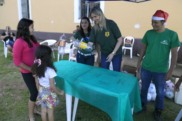 “Natal ecológico” troca garrafas PETs por brinquedos