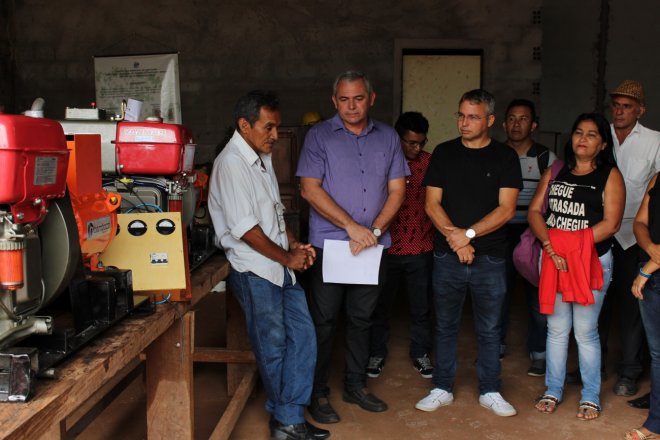 Prefeitura entrega grupo gerador de energia para moradores do Arapiuns