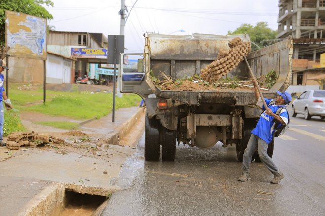 Equipes trabalham na limpeza das vias de Santarém