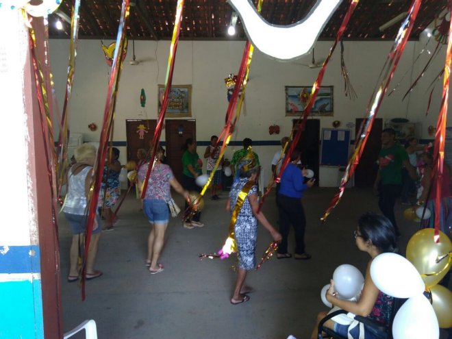 Dezenas de idosos prestigiam o carnaval do Cras Alter do Chão