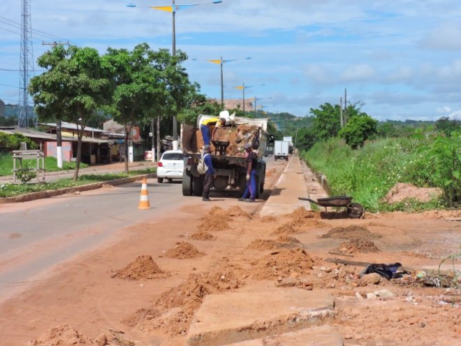 Continuam os serviços de limpeza na cidade