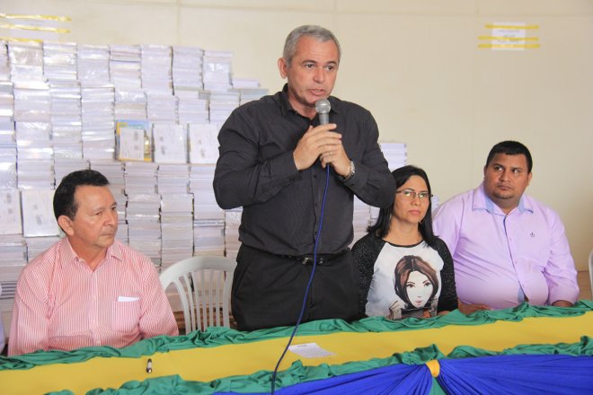 Prefeitura entrega mais de 7 mil kits de carteiras escolares aos alunos da Rede Municipal