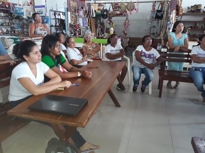 Artesãos participam de oficina para utilização de redes sociais para divulgação de seus produtos