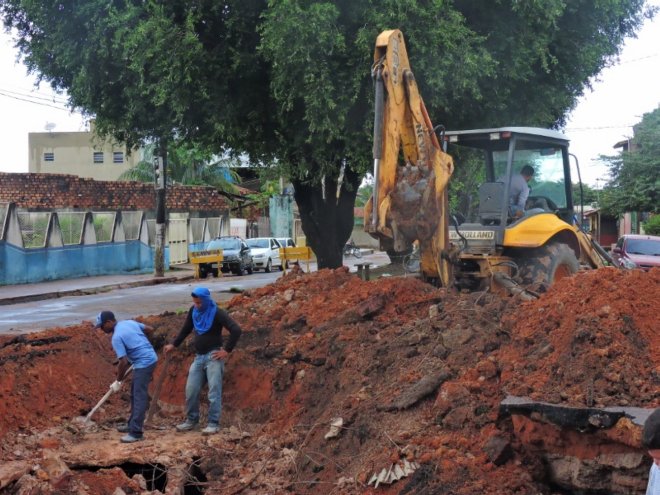 Equipes da Prefeitura trabalham na manutenção e limpeza das vias