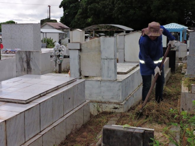 Cemitérios centrais recebem ação de limpeza para visitas do Dia das Mães