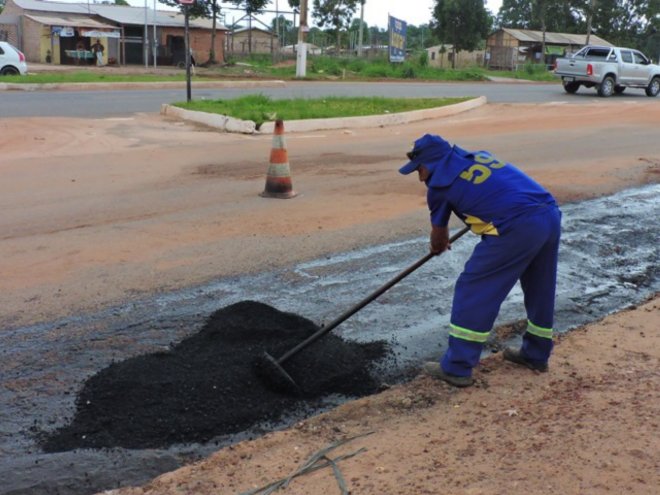 Equipes de Infraestrutura realizam recuperação asfáltica e outros serviços na cidade